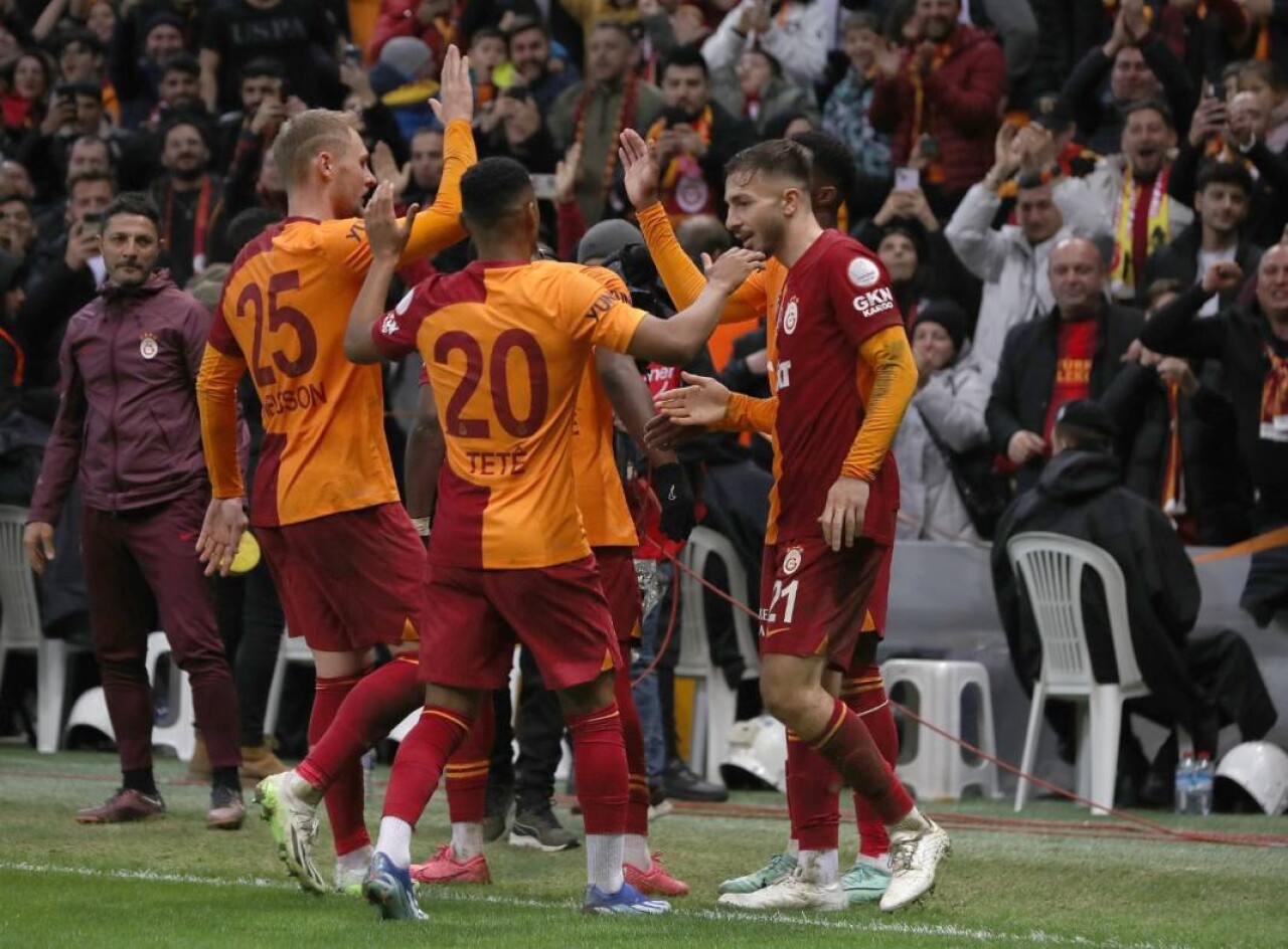 Aslan 3 puanı 3 golle aldı! 5